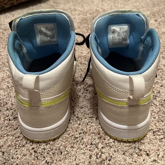 Boys Nike Air Jordan Shoes - Picture 3 of 5